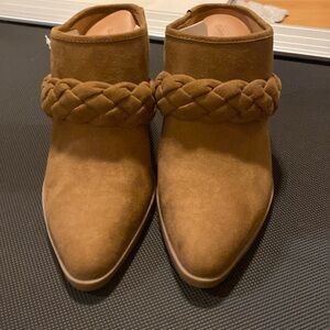 Universal Thread heel slip on. Sz 8. Never worn.